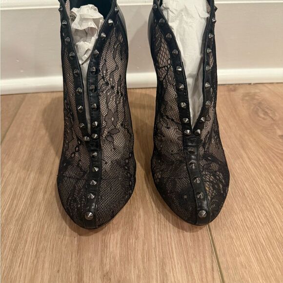 BCBGMaxAzria Elegant Black Lace Stiletto Heels with Studs - Picture 3 of 9